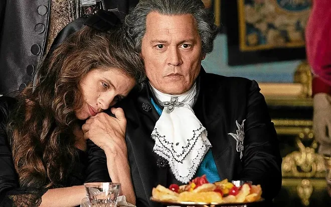 Johnny depp irreconocible pelo gris barba blanca
